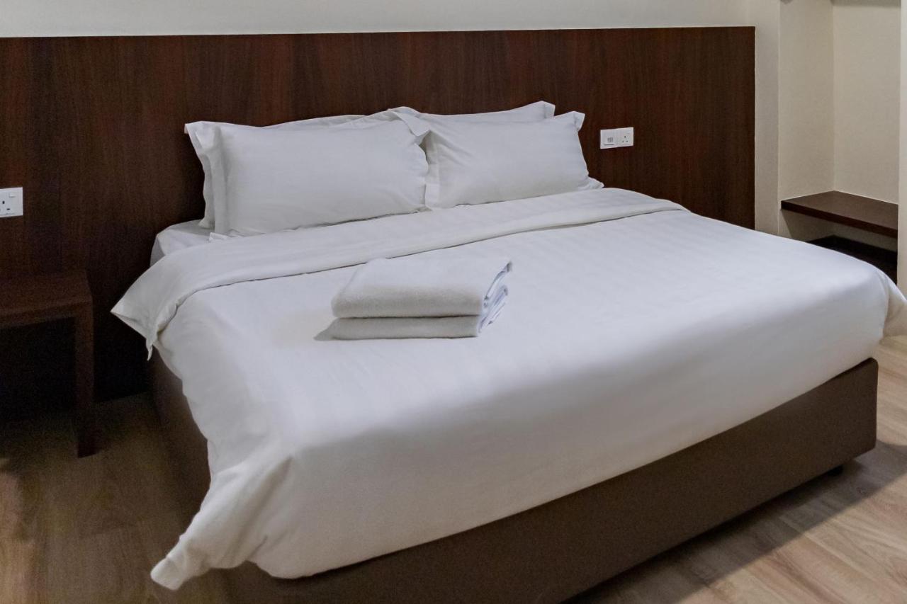 Emart Hotel Мири Екстериор снимка